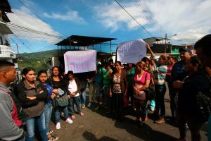 Familiares de los reos en las afueras de Politáchira (La Nación)