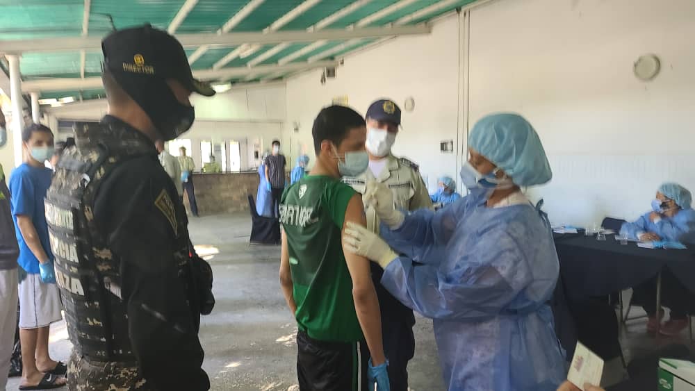 Atienden con jornada médica y vacunación a detenidos en Poliplaza