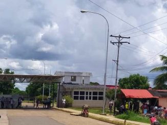 Familiares denuncian que llevan botellas de agua a los detenidos en Poliapure, ante falta de suministro Familiares denuncian que llevan botellas de agua a los detenidos en Poliapure, ante falta de suministro