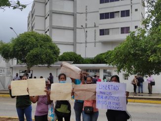 Madres de presos margariteños trasladados a tierra firme en 2016 protestaron frente al Palacio de Justicia