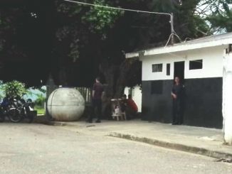 Detenidos en retén de la PNB en Trujillo deben almacenar agua por escasez 